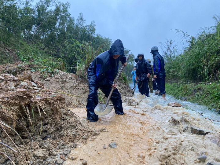 Giữa mưa dữ dội, người dân Đắk Lắk bám mái nhà chờ cứu hộ- Ảnh 10.