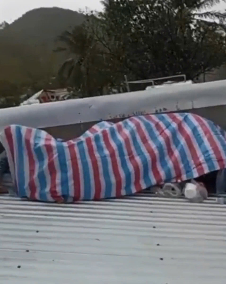 Giữa mưa dữ dội, người dân Đắk Lắk bám mái nhà chờ cứu hộ- Ảnh 7.