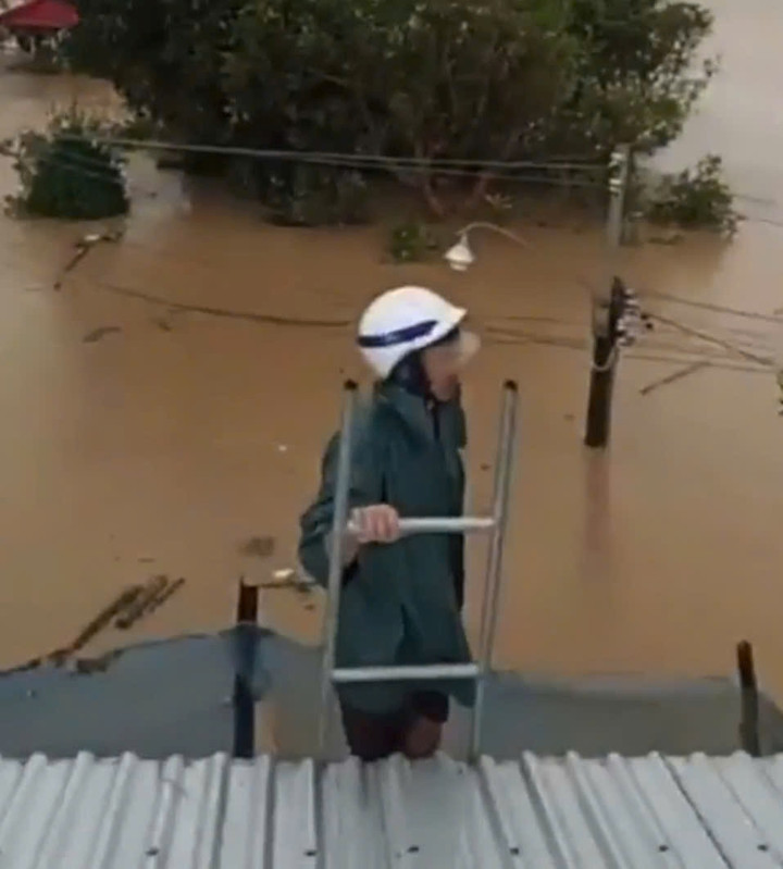 Giữa mưa dữ dội, người dân Đắk Lắk bám mái nhà chờ cứu hộ- Ảnh 6.