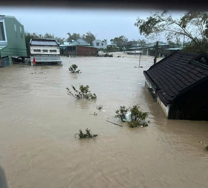 Giữa mưa dữ dội, người dân Đắk Lắk bám mái nhà chờ cứu hộ- Ảnh 8.