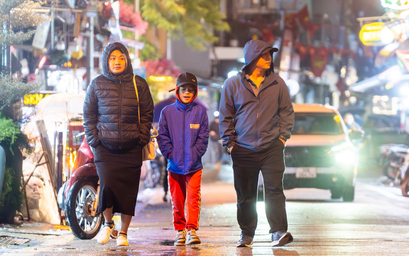 Người Hà Nội đốt lửa sưởi ấm trong đêm lạnh 12 độ C- Ảnh 4.