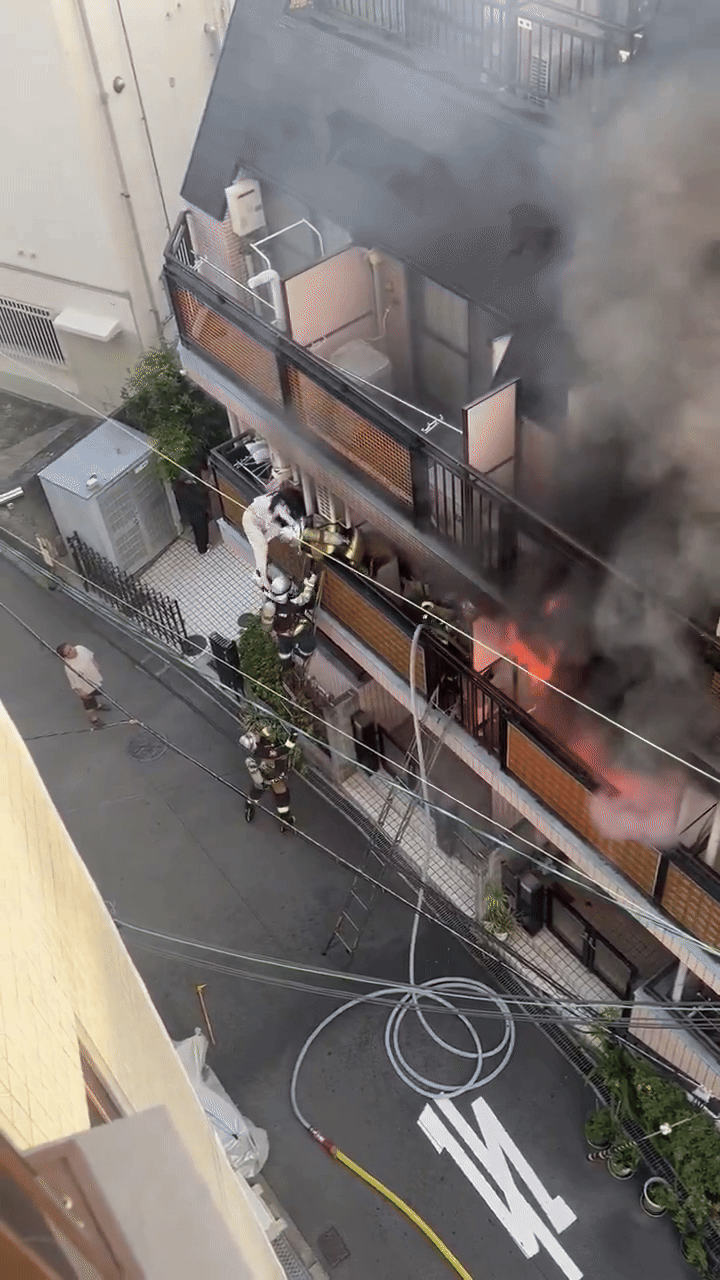 Nấu ăn trong bếp rồi gây ra hỏa hoạn, cô gái có hành động khiến lính cứu hỏa 