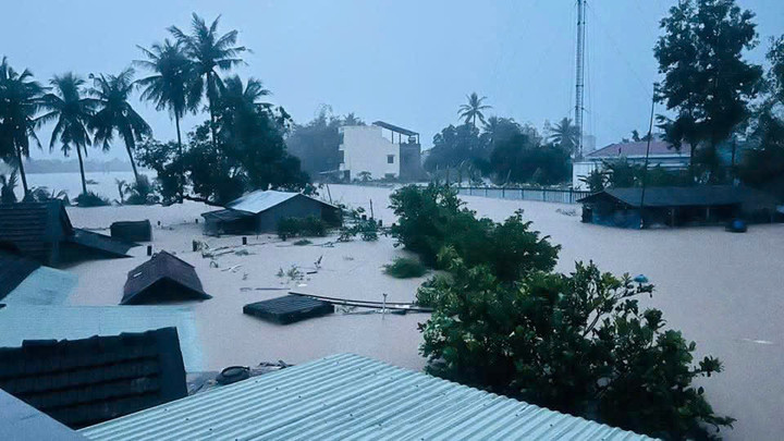 Giữa mưa dữ dội, người dân Đắk Lắk bám mái nhà chờ cứu hộ- Ảnh 4.