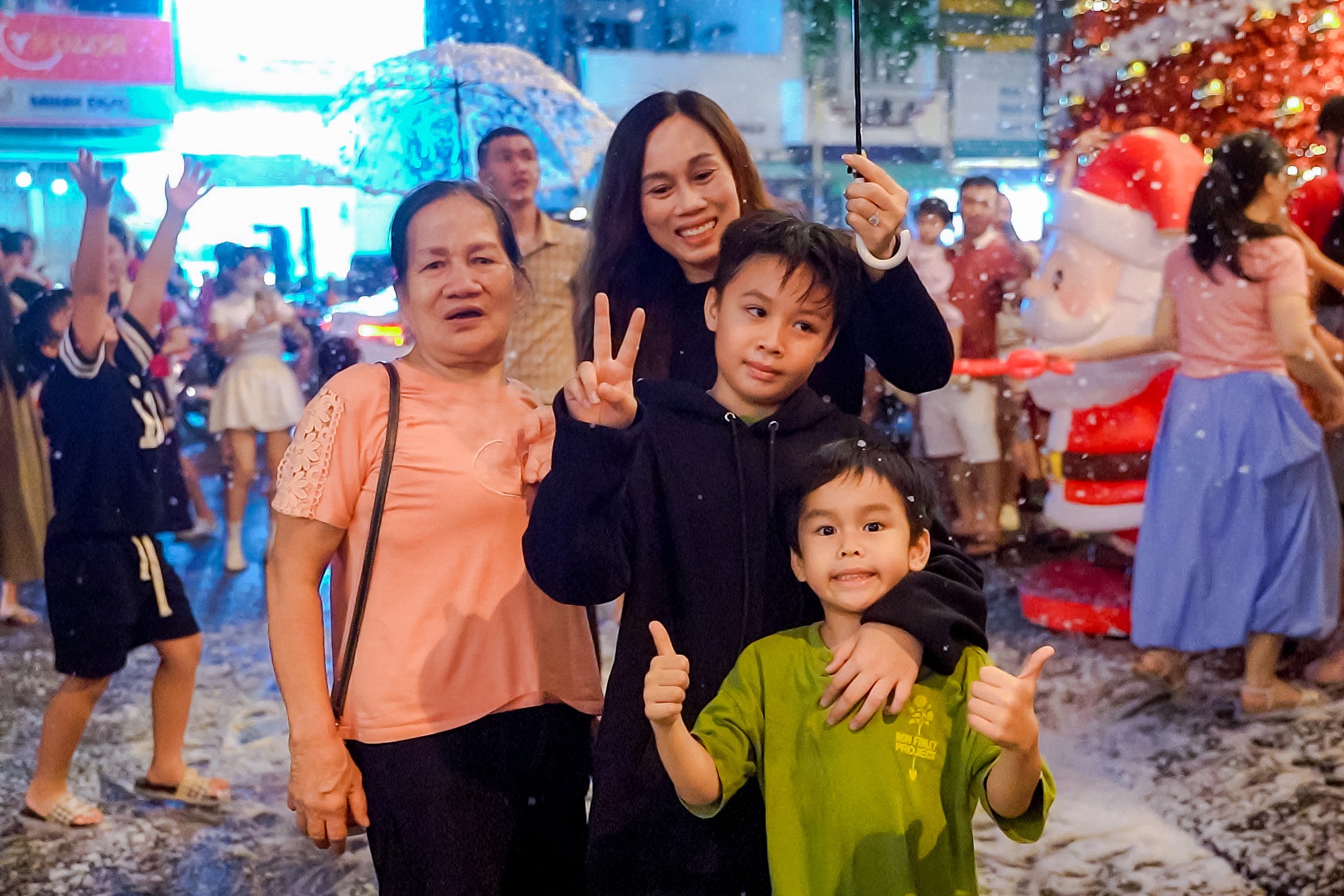 VIDEO: TPHCM rộn ràng không khí Giáng sinh, check-in cà phê ngắm "tuyết rơi"- Ảnh 2.