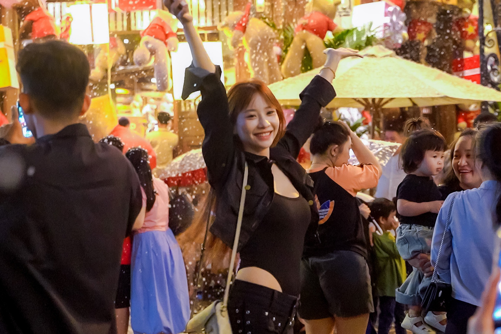 VIDEO: TPHCM rộn ràng không khí Giáng sinh, check-in cà phê ngắm "tuyết rơi"- Ảnh 9.