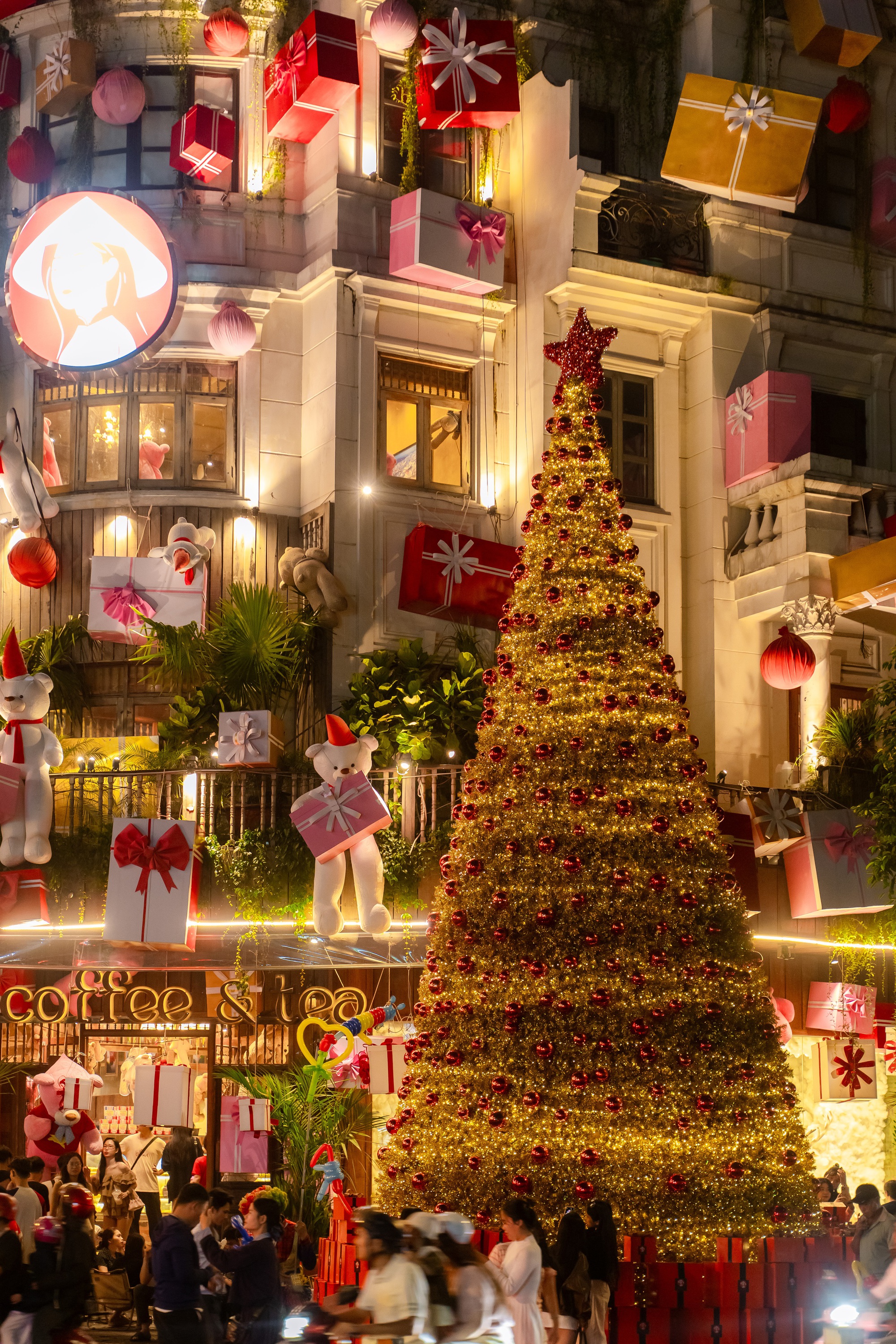 VIDEO: TPHCM rộn ràng không khí Giáng sinh, check-in cà phê ngắm "tuyết rơi"- Ảnh 7.