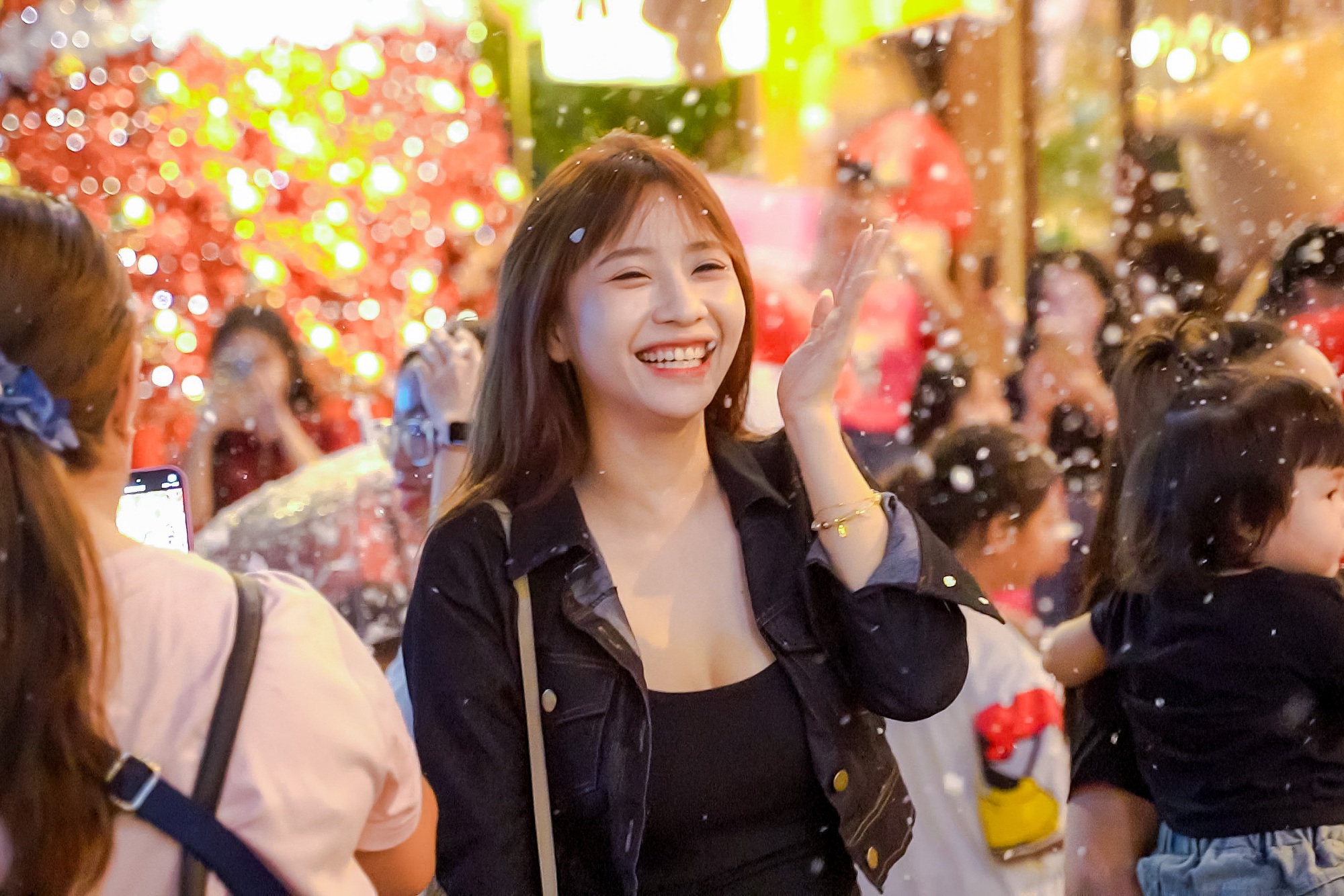 VIDEO: TPHCM rộn ràng không khí Giáng sinh, check-in cà phê ngắm "tuyết rơi"- Ảnh 3.