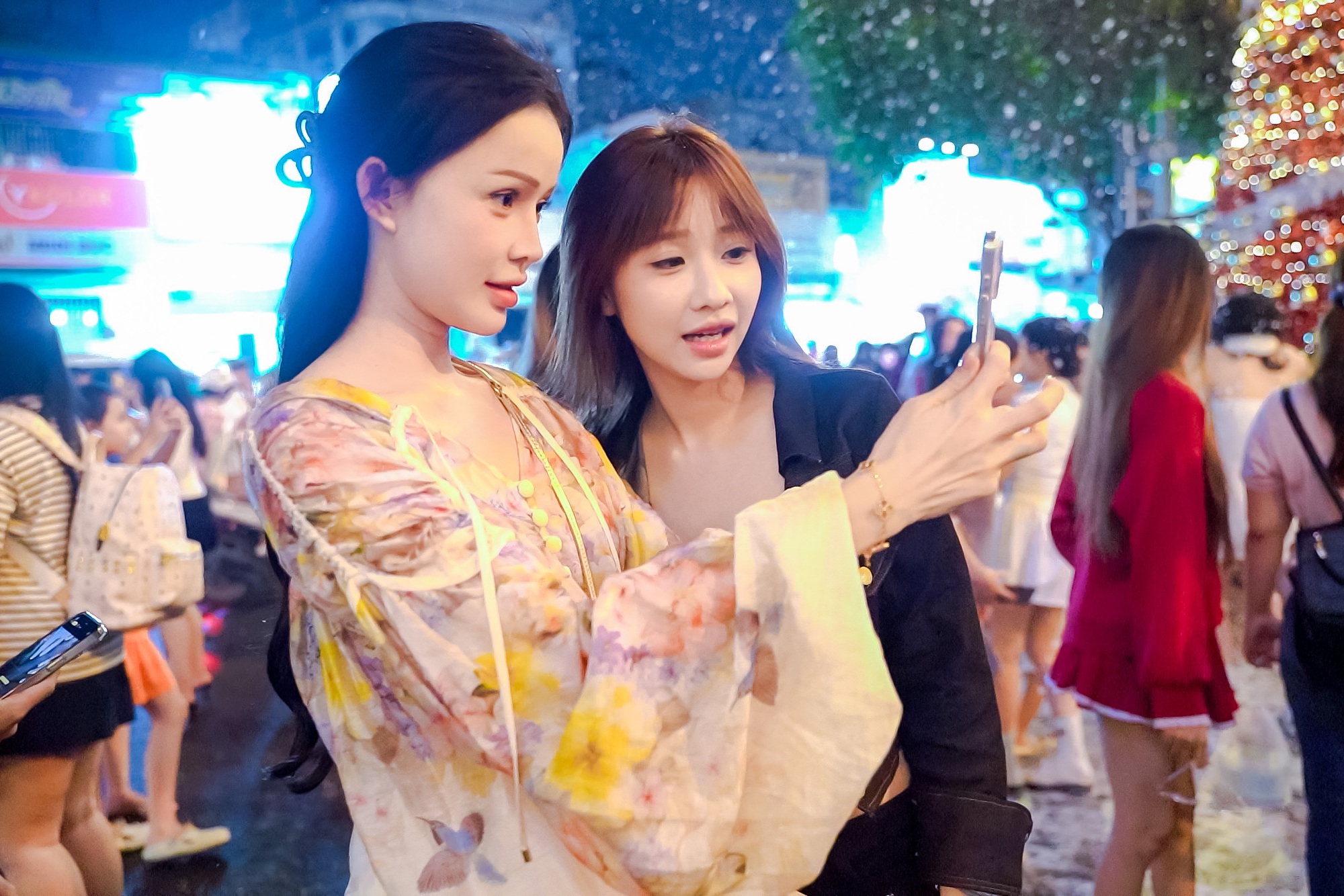 VIDEO: TPHCM rộn ràng không khí Giáng sinh, check-in cà phê ngắm "tuyết rơi"- Ảnh 5.