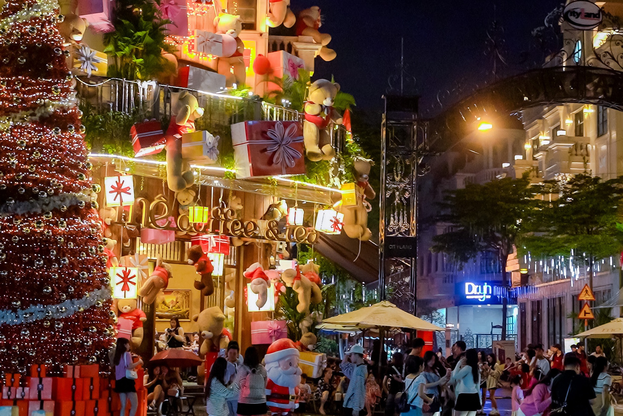 VIDEO: TPHCM rộn ràng không khí Giáng sinh, check-in cà phê ngắm "tuyết rơi"- Ảnh 1.