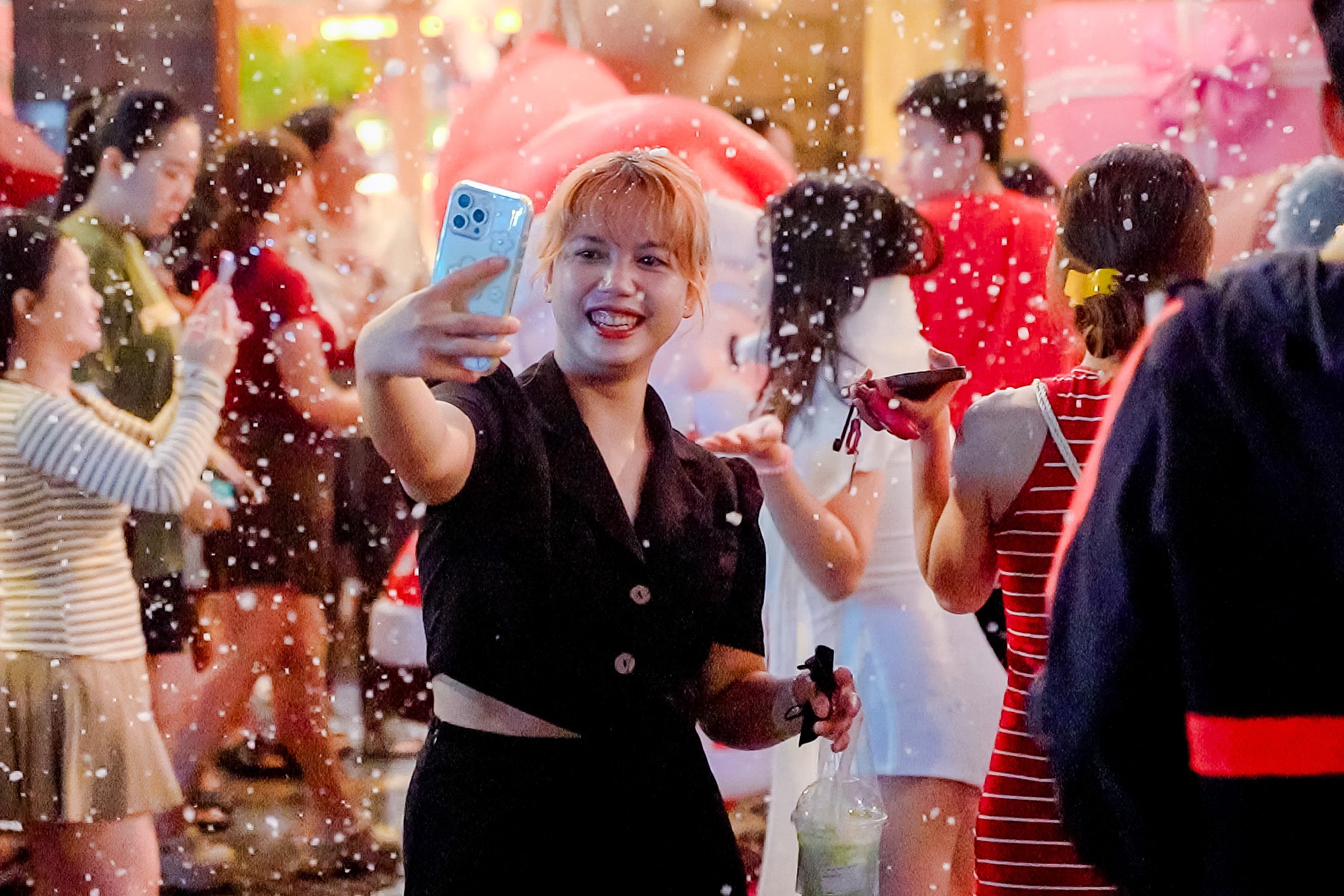 VIDEO: TPHCM rộn ràng không khí Giáng sinh, check-in cà phê ngắm "tuyết rơi"- Ảnh 4.