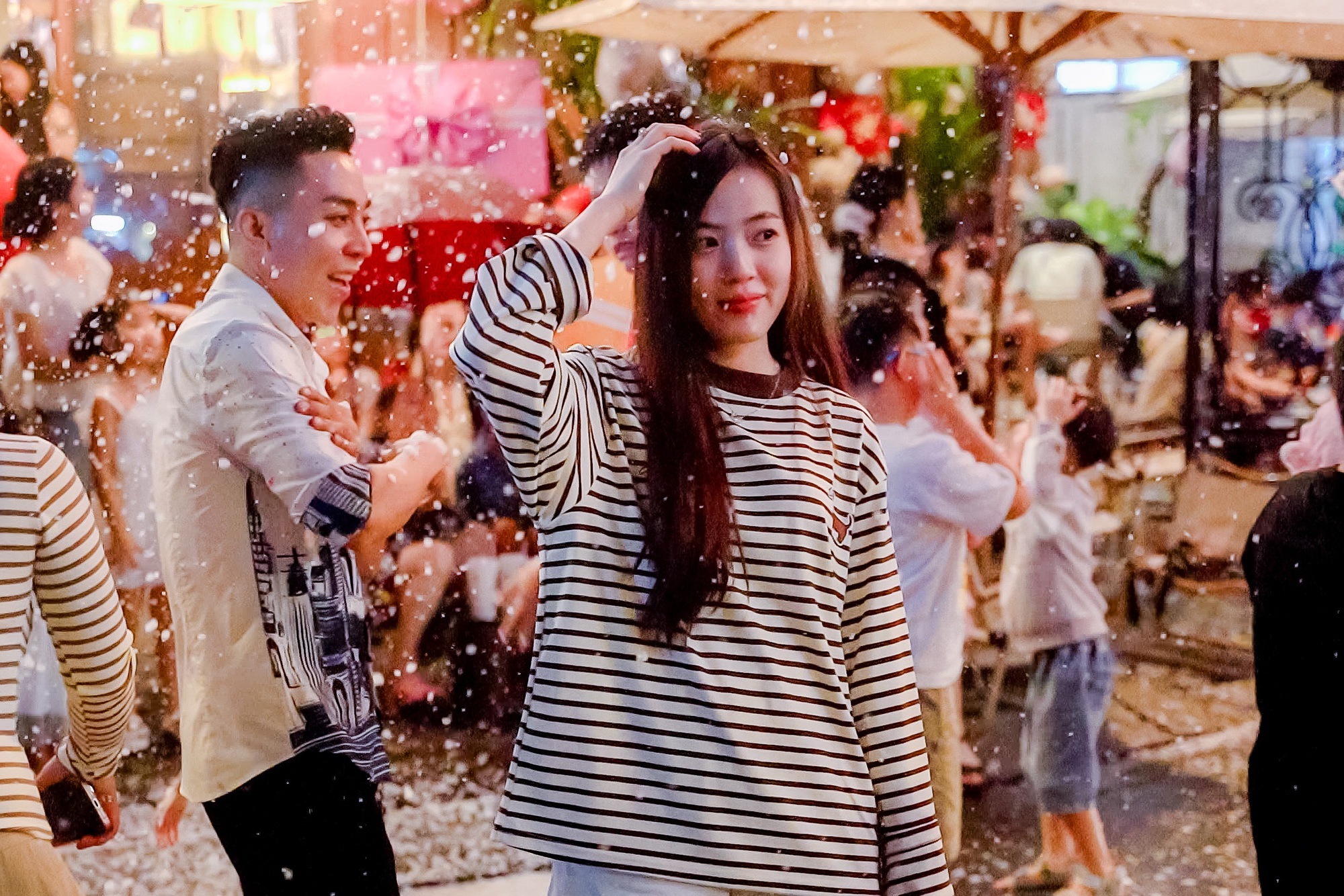 VIDEO: TPHCM rộn ràng không khí Giáng sinh, check-in cà phê ngắm "tuyết rơi"- Ảnh 6.