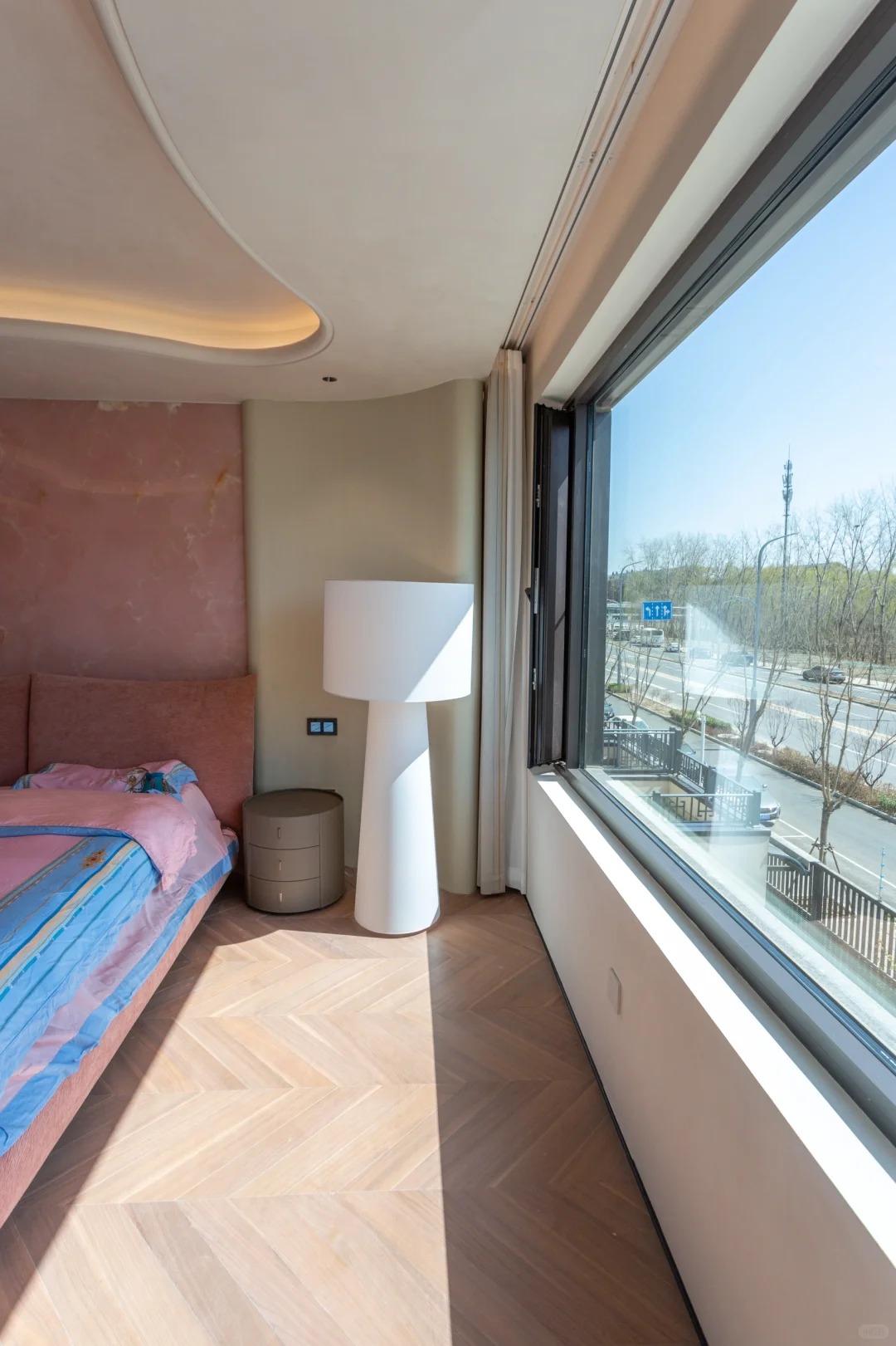 Chịu chơi nhất showbiz: Sofa "vô cực", đảo bếp đá quý chỉ là chuyện nhỏ, chi tiết đắt giá này trong biệt thự 6 tầng 666m2 của Lâu Nghệ Tiêu mới khiến người xem lụi tim!- Ảnh 24.