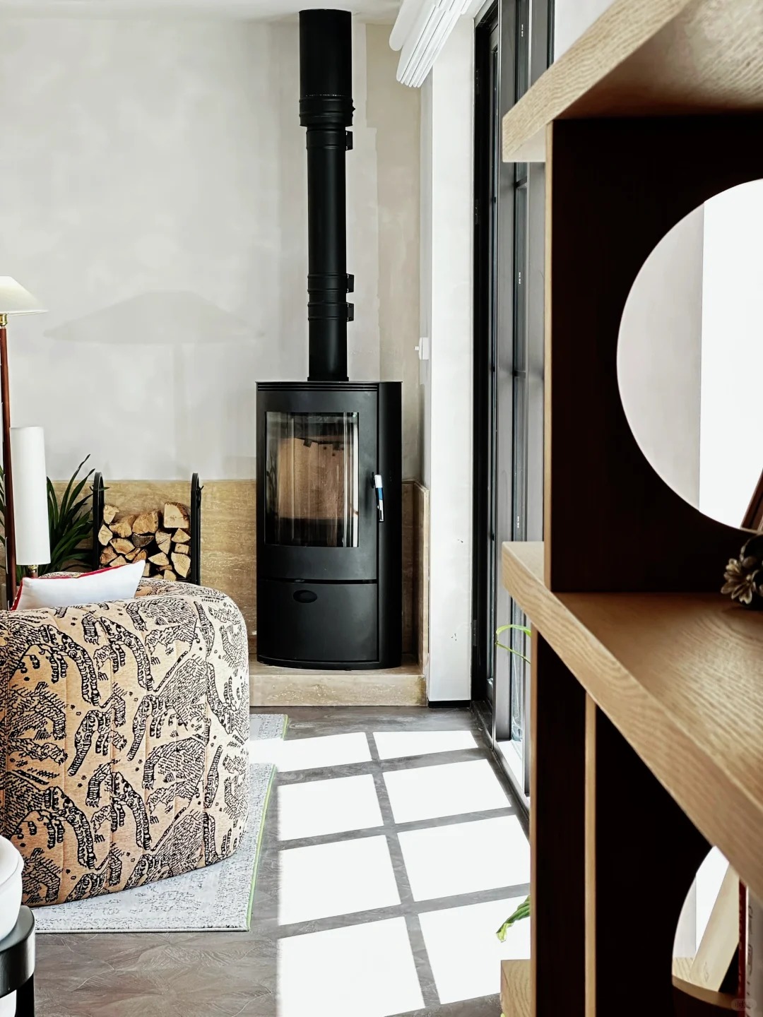 Chịu chơi nhất showbiz: Sofa "vô cực", đảo bếp đá quý chỉ là chuyện nhỏ, chi tiết đắt giá này trong biệt thự 6 tầng 666m2 của Lâu Nghệ Tiêu mới khiến người xem lụi tim!- Ảnh 26.