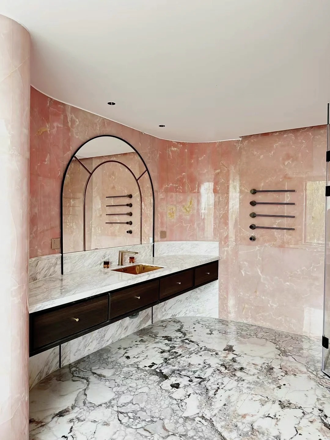 Chịu chơi nhất showbiz: Sofa "vô cực", đảo bếp đá quý chỉ là chuyện nhỏ, chi tiết đắt giá này trong biệt thự 6 tầng 666m2 của Lâu Nghệ Tiêu mới khiến người xem lụi tim!- Ảnh 17.