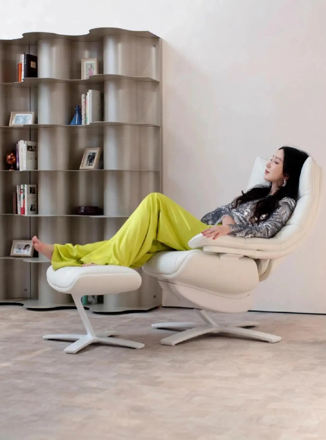 Chịu chơi nhất showbiz: Sofa "vô cực", đảo bếp đá quý chỉ là chuyện nhỏ, chi tiết đắt giá này trong biệt thự 6 tầng 666m2 của Lâu Nghệ Tiêu mới khiến người xem lụi tim!- Ảnh 4.