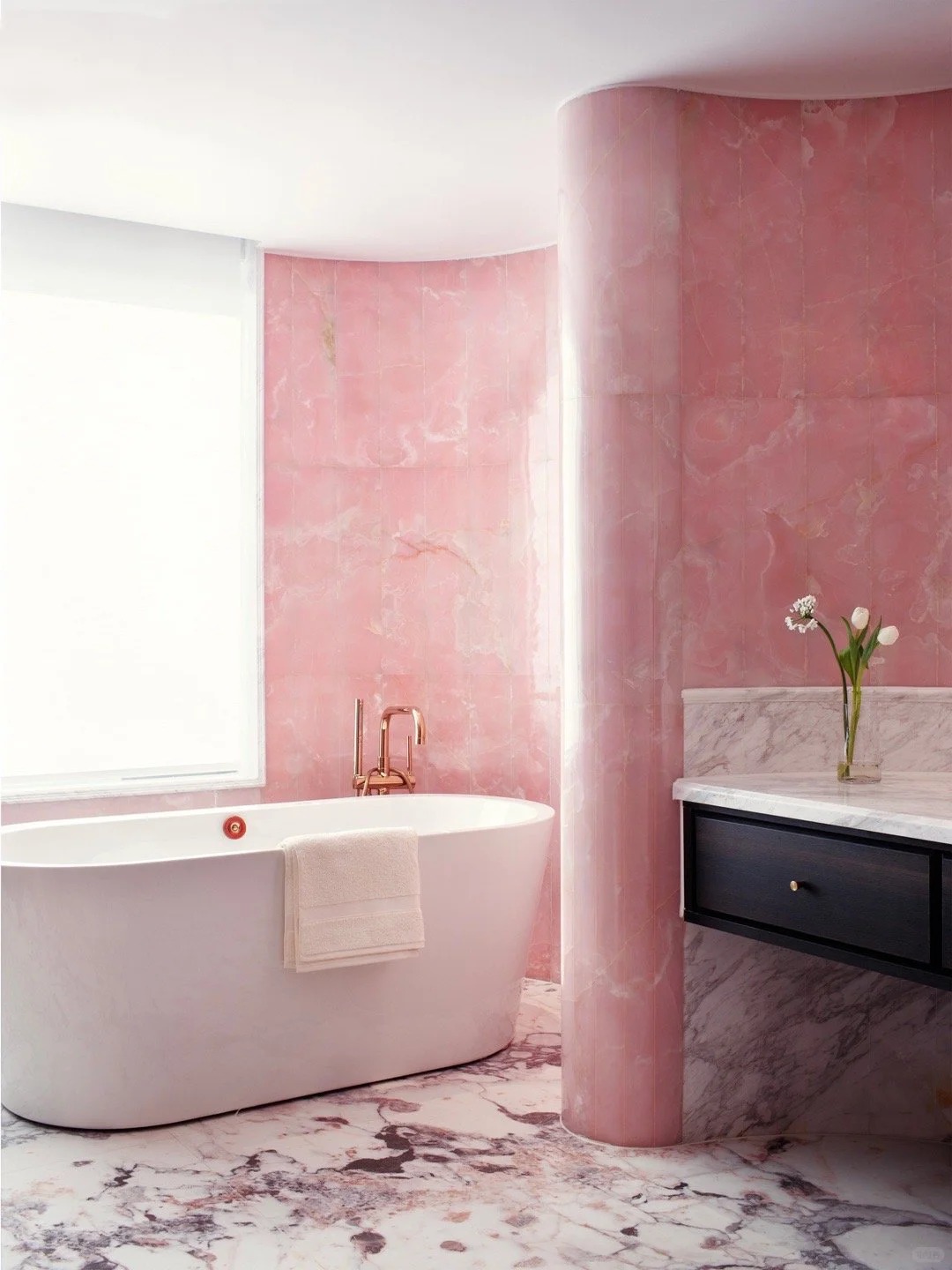 Chịu chơi nhất showbiz: Sofa "vô cực", đảo bếp đá quý chỉ là chuyện nhỏ, chi tiết đắt giá này trong biệt thự 6 tầng 666m2 của Lâu Nghệ Tiêu mới khiến người xem lụi tim!- Ảnh 20.