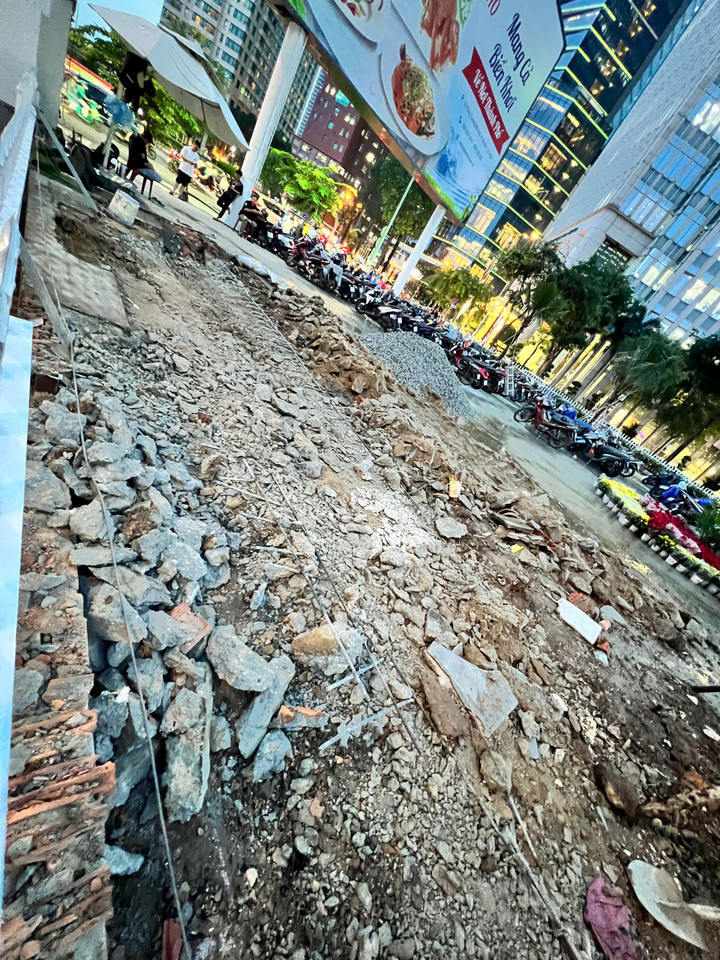 Nhà vệ sinh công cộng 500 triệu ở trung tâm TP.HCM biến mất đã "quay trở lại"- Ảnh 2.