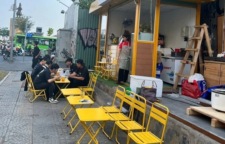 Nhà vệ sinh công cộng 500 triệu ở trung tâm TP.HCM biến mất đã "quay trở lại"- Ảnh 3.