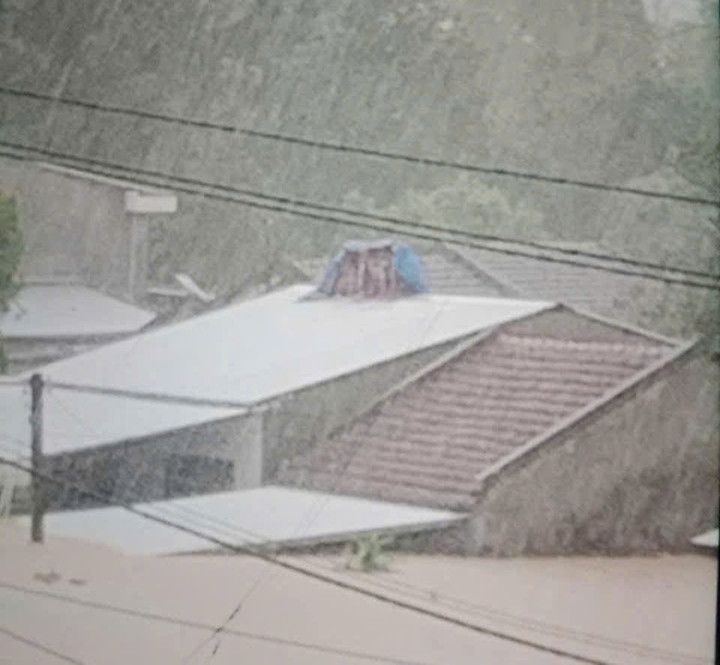 Giữa mưa dữ dội, người dân Đắk Lắk bám mái nhà chờ cứu hộ- Ảnh 2.