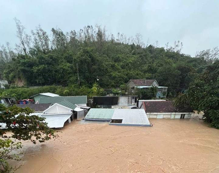 Giữa mưa dữ dội, người dân Đắk Lắk bám mái nhà chờ cứu hộ- Ảnh 5.