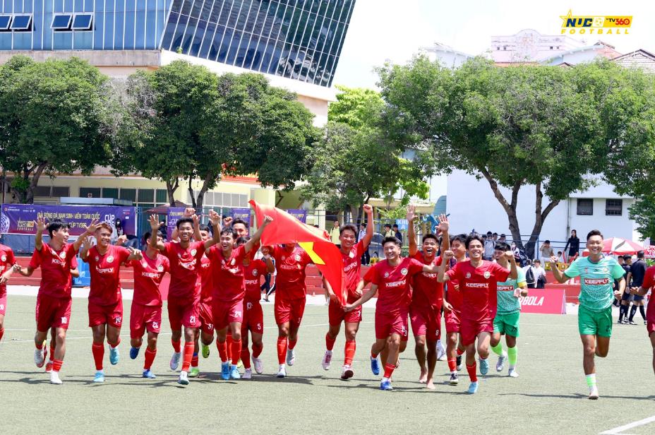 Cầu thủ Lào tỏ tình trên sân, HLV Bồ Đào Nha “gây sốt”: Giải bóng đá sinh viên 2025 nóng chưa từng thấy!- Ảnh 1. Cầu thủ Lào tỏ tình trên sân, HLV Bồ Đào Nha “gây sốt”: Giải bóng đá sinh viên 2025 nóng chưa từng thấy!- Ảnh 1.