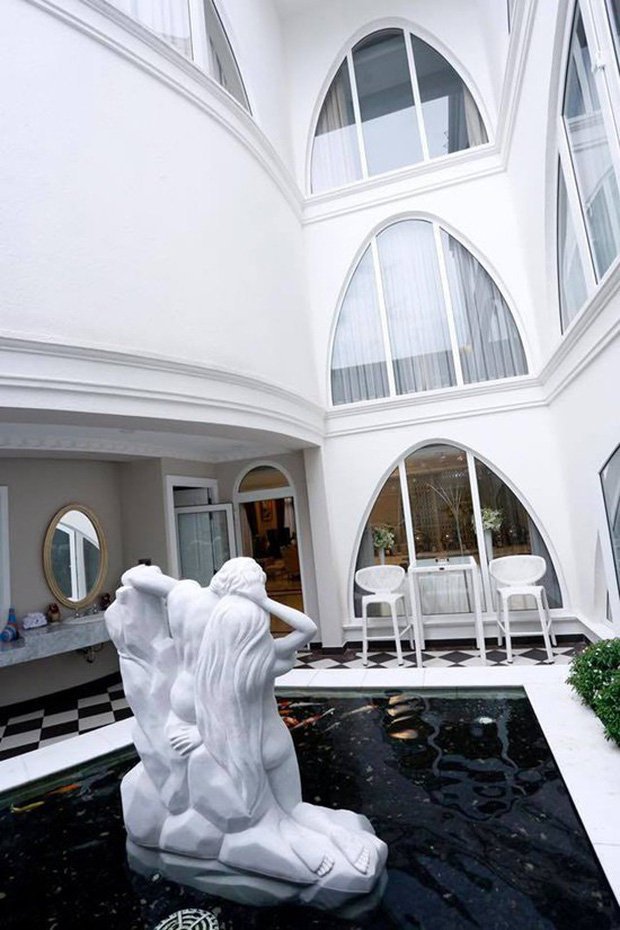 Hoa hậu Việt là mẹ đơn thân, U60 đẹp như 30, sở hữu biệt thự bề thế ở TP.HCM, đi mỏi chân không hết- Ảnh 10.