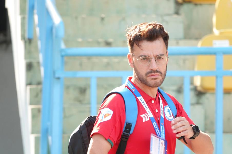 Cầu thủ Lào tỏ tình trên sân, HLV Bồ Đào Nha “gây sốt”: Giải bóng đá sinh viên 2025 nóng chưa từng thấy!- Ảnh 3. Cầu thủ Lào tỏ tình trên sân, HLV Bồ Đào Nha “gây sốt”: Giải bóng đá sinh viên 2025 nóng chưa từng thấy!- Ảnh 3.