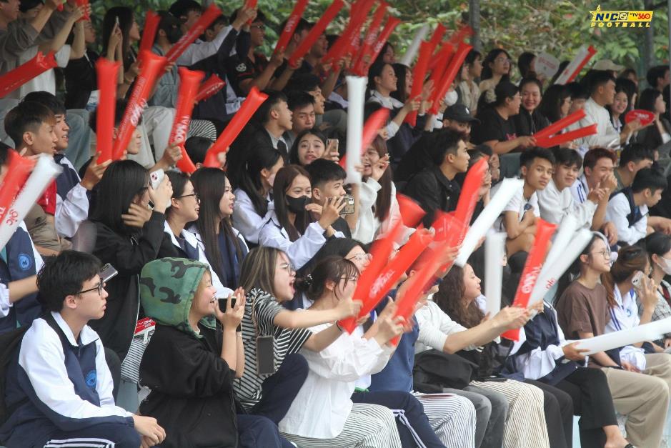 Cầu thủ Lào tỏ tình trên sân, HLV Bồ Đào Nha “gây sốt”: Giải bóng đá sinh viên 2025 nóng chưa từng thấy!- Ảnh 4. Cầu thủ Lào tỏ tình trên sân, HLV Bồ Đào Nha “gây sốt”: Giải bóng đá sinh viên 2025 nóng chưa từng thấy!- Ảnh 4.