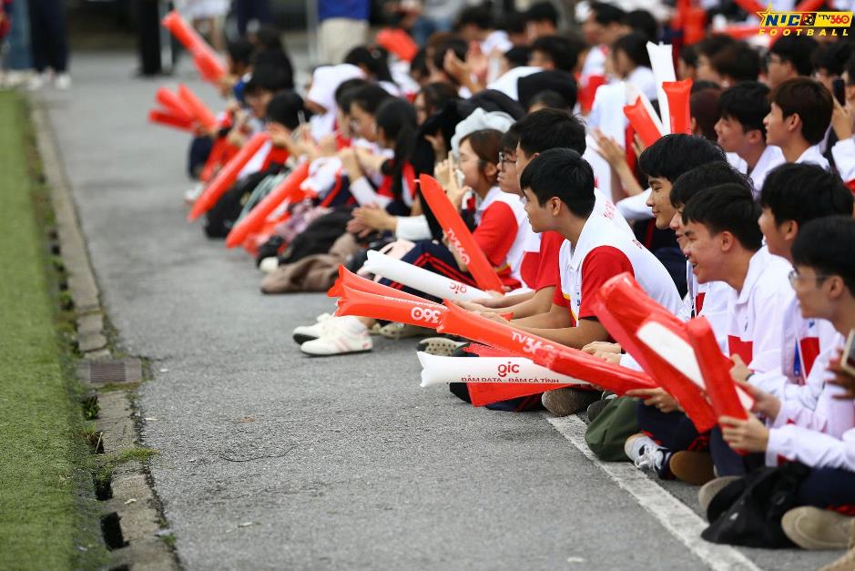 Cầu thủ Lào tỏ tình trên sân, HLV Bồ Đào Nha “gây sốt”: Giải bóng đá sinh viên 2025 nóng chưa từng thấy!- Ảnh 5. Cầu thủ Lào tỏ tình trên sân, HLV Bồ Đào Nha “gây sốt”: Giải bóng đá sinh viên 2025 nóng chưa từng thấy!- Ảnh 5.