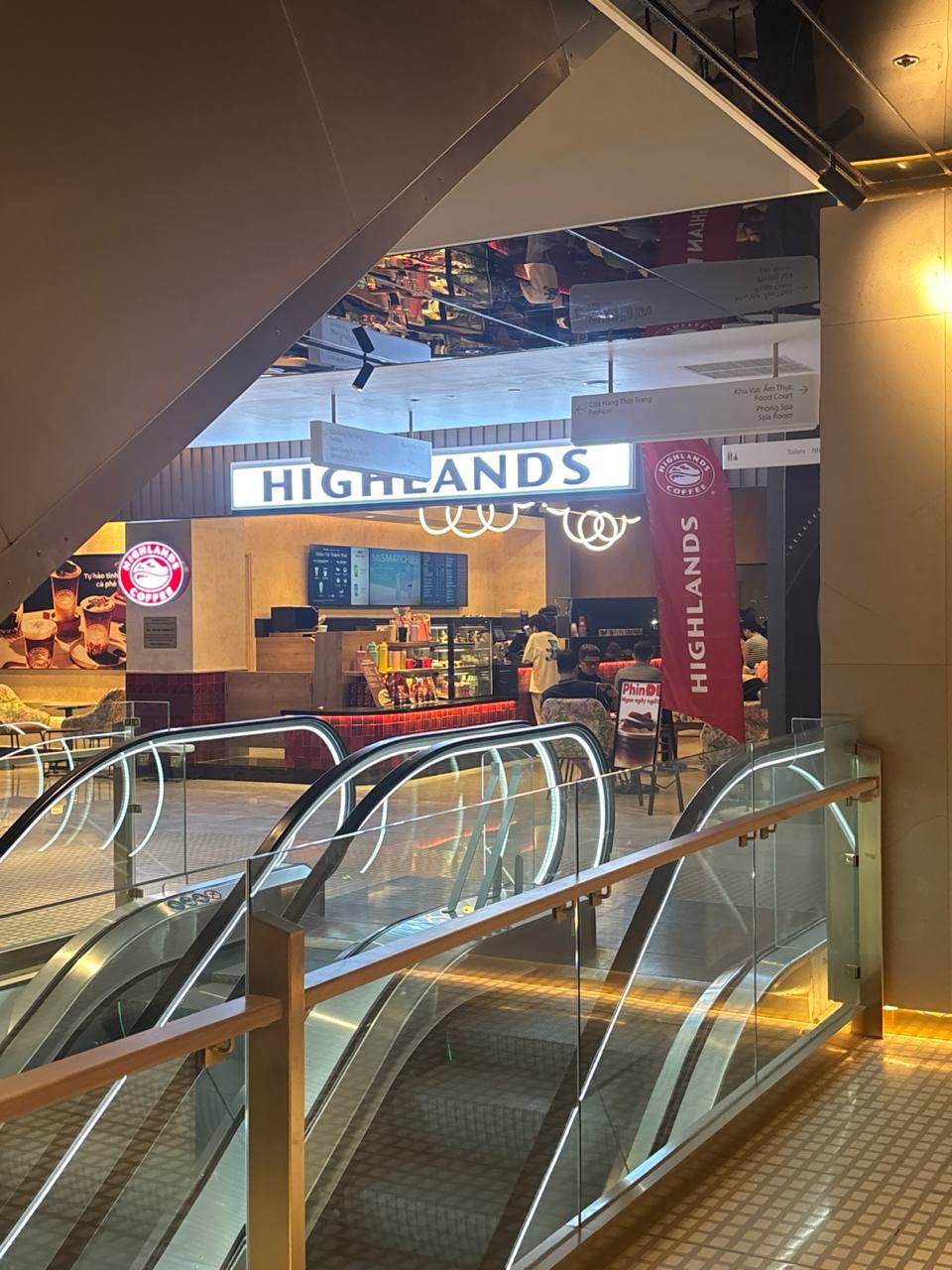 Xuất hiện chiếc thang cuốn khiến giới trẻ TP.HCM phát cuồng: View tiền tỷ, hoàn toàn miễn phí tham quan- Ảnh 10. Xuất hiện chiếc thang cuốn khiến giới trẻ TP.HCM phát cuồng: View tiền tỷ, hoàn toàn miễn phí tham quan- Ảnh 10.