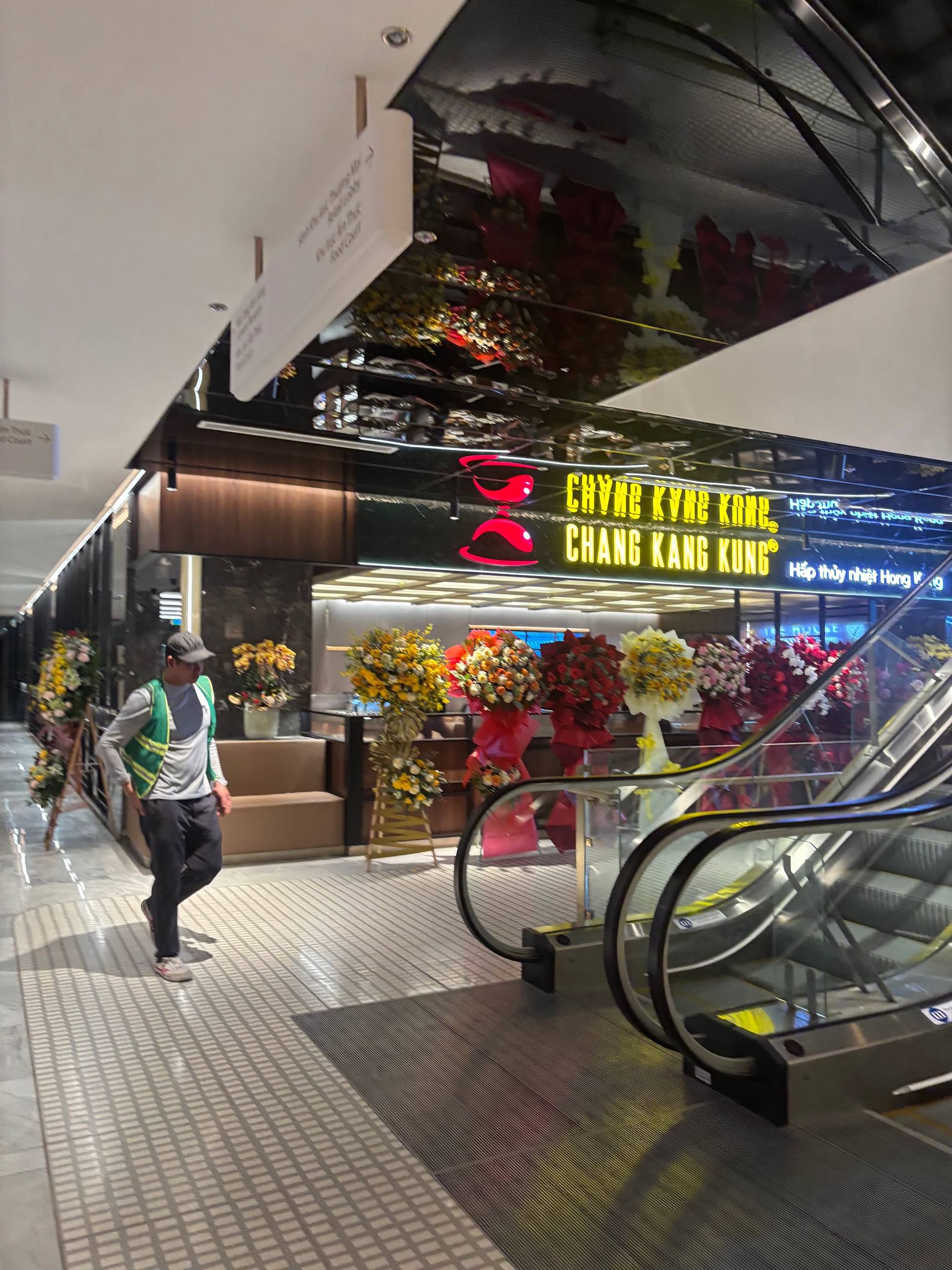 Xuất hiện chiếc thang cuốn khiến giới trẻ TP.HCM phát cuồng: View tiền tỷ, hoàn toàn miễn phí tham quan- Ảnh 11. Xuất hiện chiếc thang cuốn khiến giới trẻ TP.HCM phát cuồng: View tiền tỷ, hoàn toàn miễn phí tham quan- Ảnh 11.