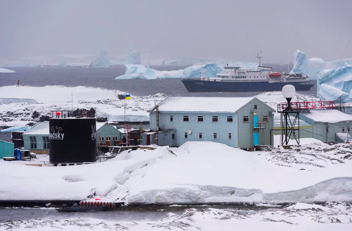 Không cần bất cứ mũi khoan nào, Nga phát hiện gần 70 tỷ tấn 'vàng đen' dưới nước- Ảnh 1.