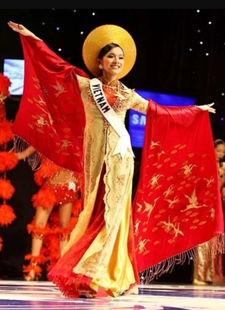 Những bộ trang phục truyền thống từng gây sốt của mỹ nhân Việt tại Miss Universe- Ảnh 11.