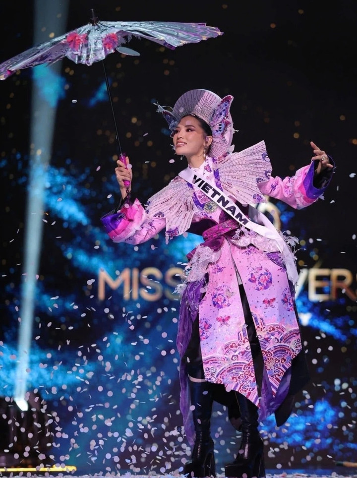 Những bộ trang phục truyền thống từng gây sốt của mỹ nhân Việt tại Miss Universe- Ảnh 2.