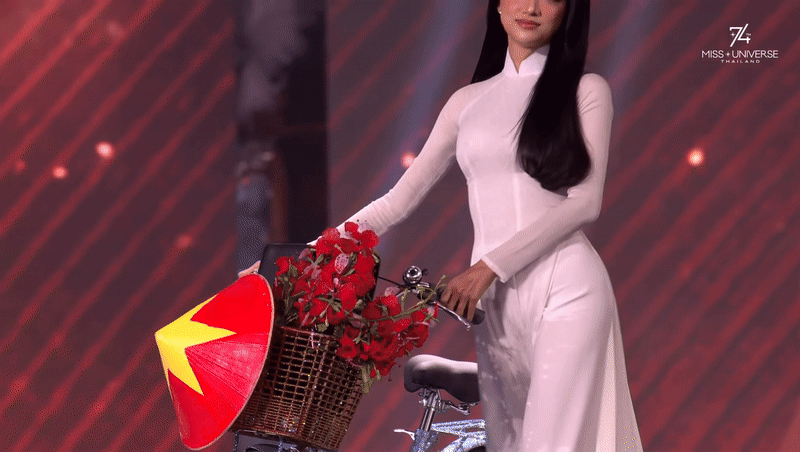 Hương Giang diện áo dài thong dong dắt xe đạp quá xinh, có thí sinh gặp sự cố vòng 1 cực nhạy cảm trên sóng Miss Universe!- Ảnh 1. Hương Giang diện áo dài thong dong dắt xe đạp quá xinh, có thí sinh gặp sự cố vòng 1 cực nhạy cảm trên sóng Miss Universe!- Ảnh 1.