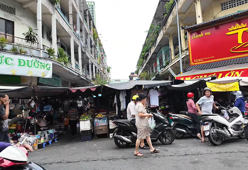 Sự thật về chợ nhà giàu 100 năm bán giá đắt đỏ vẫn có khách nườm nượp tại TPHCM- Ảnh 1.