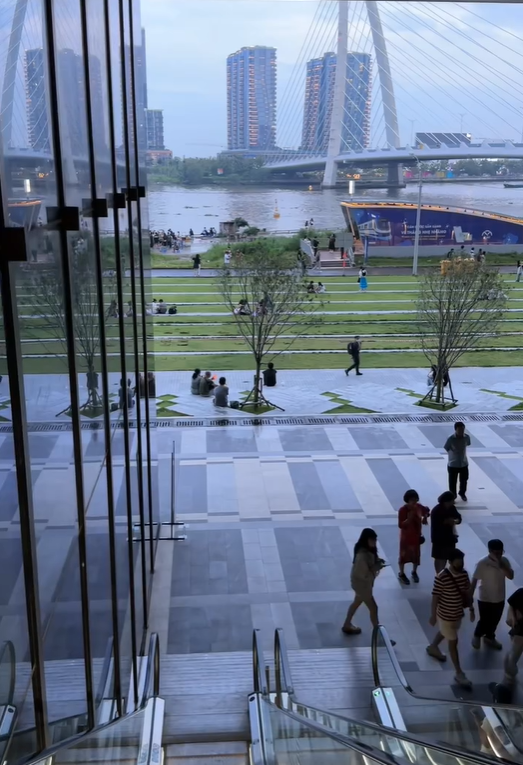 Xuất hiện chiếc thang cuốn khiến giới trẻ TP.HCM phát cuồng: View tiền tỷ, hoàn toàn miễn phí tham quan- Ảnh 3. Xuất hiện chiếc thang cuốn khiến giới trẻ TP.HCM phát cuồng: View tiền tỷ, hoàn toàn miễn phí tham quan- Ảnh 3.