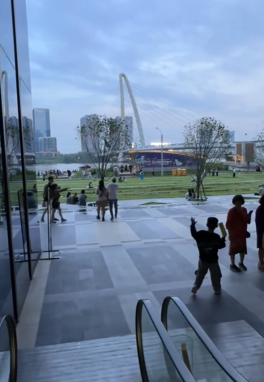 Xuất hiện chiếc thang cuốn khiến giới trẻ TP.HCM phát cuồng: View tiền tỷ, hoàn toàn miễn phí tham quan- Ảnh 4. Xuất hiện chiếc thang cuốn khiến giới trẻ TP.HCM phát cuồng: View tiền tỷ, hoàn toàn miễn phí tham quan- Ảnh 4.