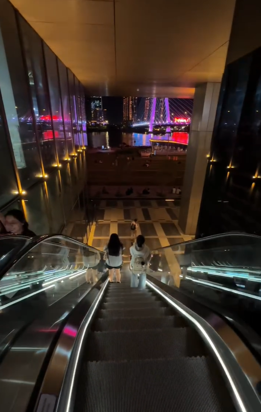 Xuất hiện chiếc thang cuốn khiến giới trẻ TP.HCM phát cuồng: View tiền tỷ, hoàn toàn miễn phí tham quan- Ảnh 5. Xuất hiện chiếc thang cuốn khiến giới trẻ TP.HCM phát cuồng: View tiền tỷ, hoàn toàn miễn phí tham quan- Ảnh 5.