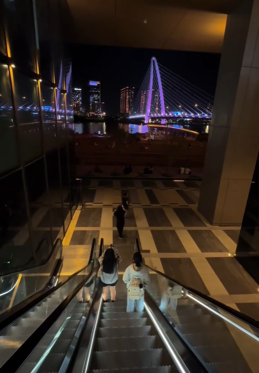 Xuất hiện chiếc thang cuốn khiến giới trẻ TP.HCM phát cuồng: View tiền tỷ, hoàn toàn miễn phí tham quan- Ảnh 6. Xuất hiện chiếc thang cuốn khiến giới trẻ TP.HCM phát cuồng: View tiền tỷ, hoàn toàn miễn phí tham quan- Ảnh 6.