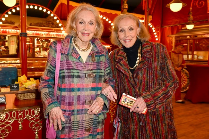 Hai nghệ sĩ song sinh huyền thoại qua đời cùng lúc- Ảnh 1.