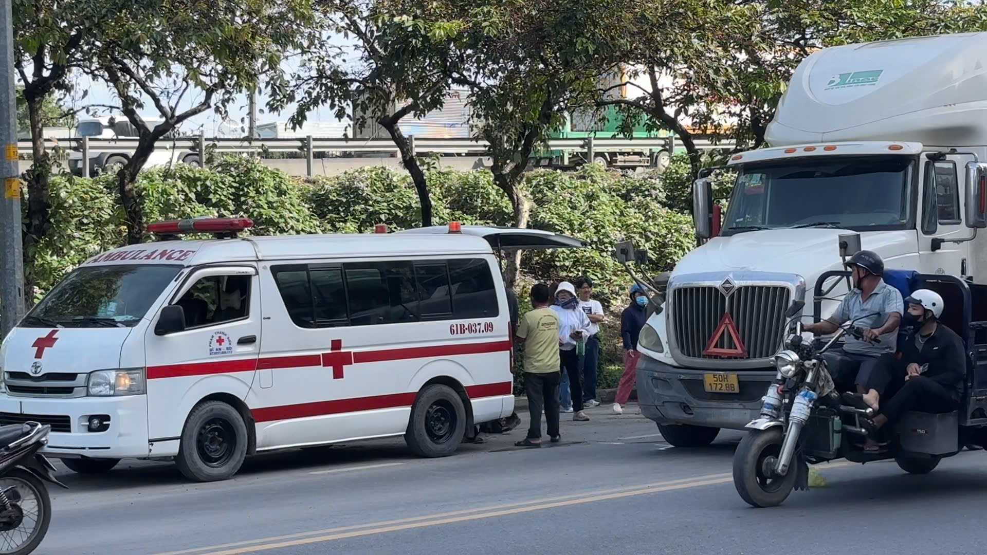 Thương tâm: Hai anh em chở nhau đi học không may gặp tai nạn, em gái tử vong tại chỗ- Ảnh 2. Thương tâm: Hai anh em chở nhau đi học không may gặp tai nạn, em gái tử vong tại chỗ- Ảnh 2.