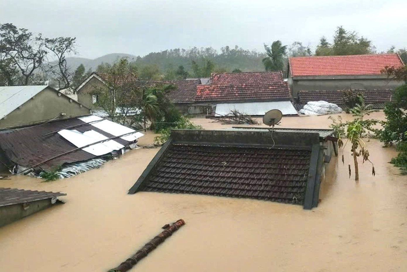 Hàng loạt thuỷ điện xả tràn, hạ du Đắk Lắk nguy cấp- Ảnh 2.