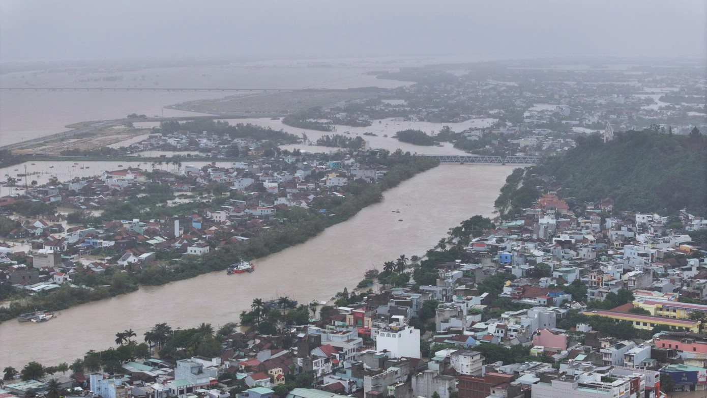 Hàng loạt thuỷ điện xả tràn, hạ du Đắk Lắk nguy cấp- Ảnh 1.