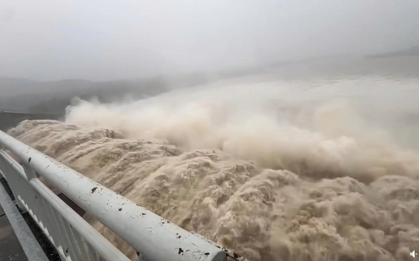 Thủy điện xả tràn giữa lúc hạ du ngập nặng: Đắk Lắk chỉ đạo gì?- Ảnh 1.