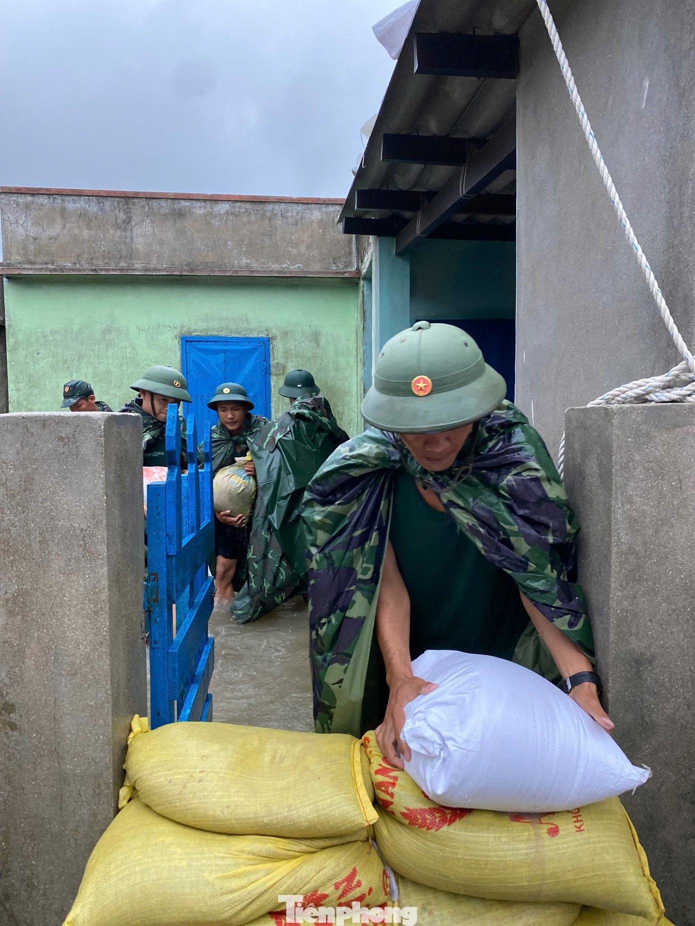 Lũ dâng gần 2m, trung tâm Gia Lai hỗn loạn- Ảnh 7.