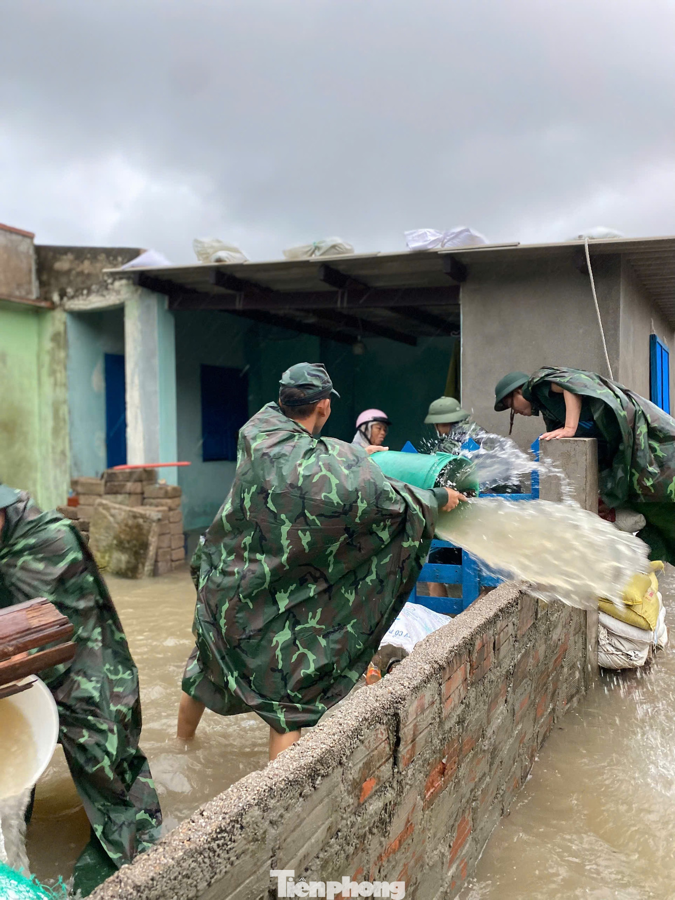 Lũ dâng gần 2m, trung tâm Gia Lai hỗn loạn- Ảnh 6.