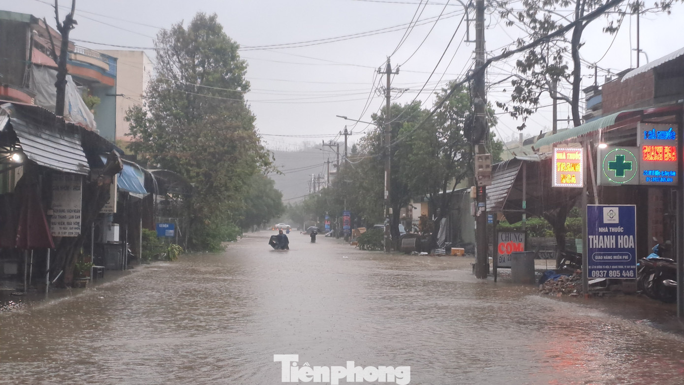 Lũ dâng gần 2m, trung tâm Gia Lai hỗn loạn- Ảnh 3.