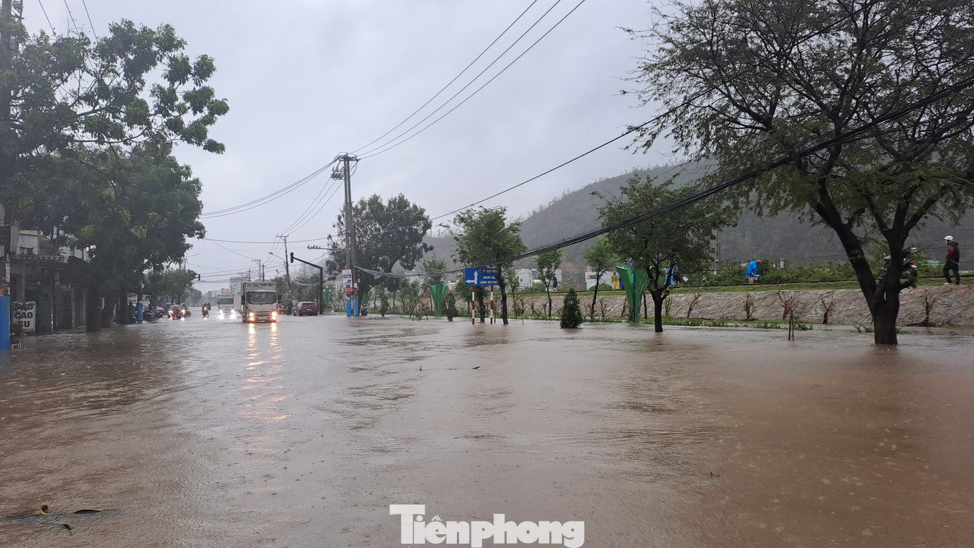 Lũ dâng gần 2m, trung tâm Gia Lai hỗn loạn- Ảnh 2.
