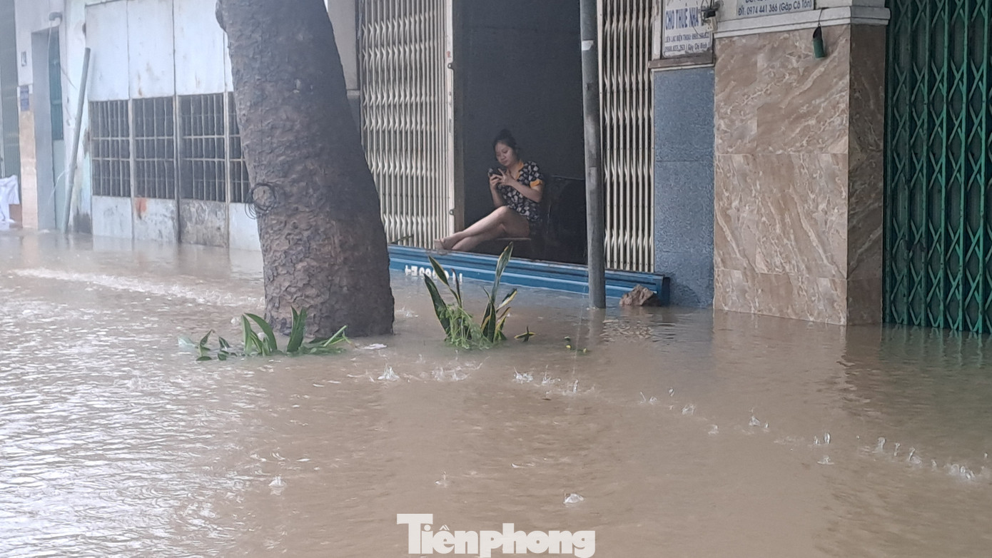 Lũ dâng gần 2m, trung tâm Gia Lai hỗn loạn- Ảnh 12.